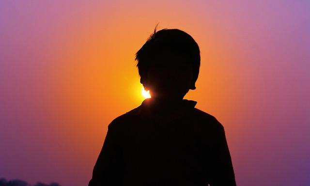 sunset lone boy-1097625_640